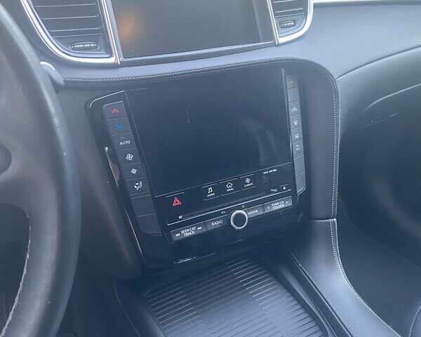Білий Інфініті QX50, об'ємом двигуна 2 л та пробігом 101 тис. км за 27200 $, фото 4 на Automoto.ua