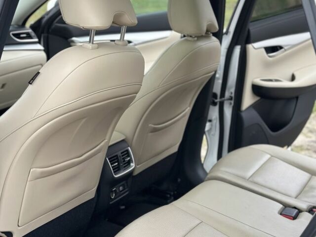 Белый Инфинити QX50, объемом двигателя 2 л и пробегом 270 тыс. км за 15299 $, фото 14 на Automoto.ua