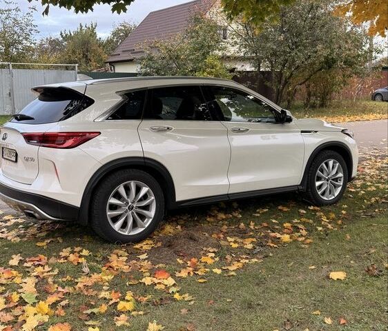 Белый Инфинити QX50, объемом двигателя 2 л и пробегом 117 тыс. км за 26500 $, фото 1 на Automoto.ua