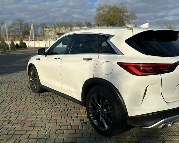 Белый Инфинити QX50, объемом двигателя 2 л и пробегом 126 тыс. км за 23000 $, фото 3 на Automoto.ua