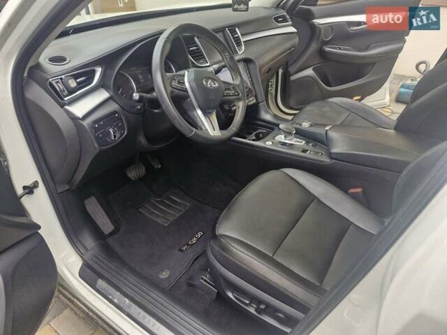 Белый Инфинити QX50, объемом двигателя 2 л и пробегом 95 тыс. км за 19800 $, фото 2 на Automoto.ua