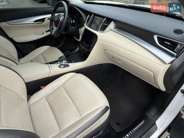 Белый Инфинити QX50, объемом двигателя 2 л и пробегом 77 тыс. км за 19498 $, фото 63 на Automoto.ua