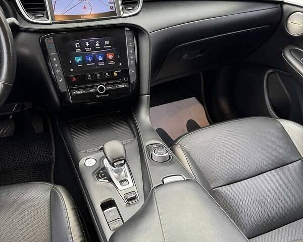 Белый Инфинити QX50, объемом двигателя 2 л и пробегом 143 тыс. км за 18999 $, фото 13 на Automoto.ua