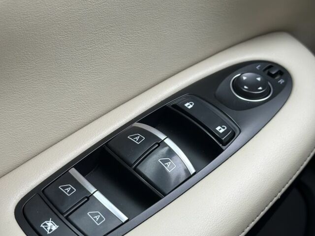 Белый Инфинити QX50, объемом двигателя 2 л и пробегом 270 тыс. км за 15299 $, фото 11 на Automoto.ua