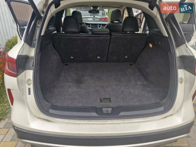 Белый Инфинити QX50, объемом двигателя 2 л и пробегом 95 тыс. км за 19800 $, фото 5 на Automoto.ua