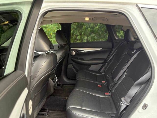 Белый Инфинити QX50, объемом двигателя 2 л и пробегом 72 тыс. км за 15000 $, фото 7 на Automoto.ua