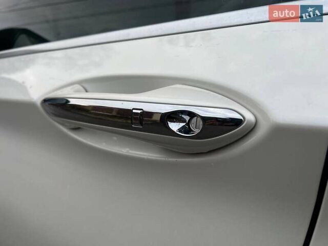 Білий Інфініті QX50, об'ємом двигуна 1.99 л та пробігом 68 тис. км за 31000 $, фото 10 на Automoto.ua