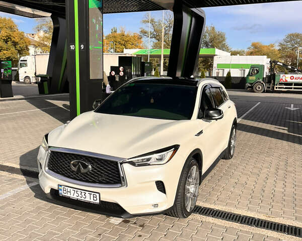 Белый Инфинити QX50, объемом двигателя 2 л и пробегом 71 тыс. км за 28500 $, фото 3 на Automoto.ua