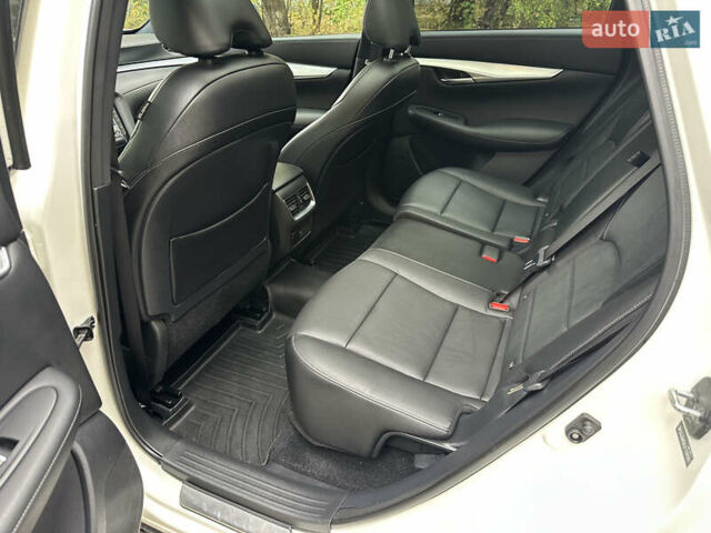 Белый Инфинити QX50, объемом двигателя 2 л и пробегом 46 тыс. км за 22500 $, фото 15 на Automoto.ua