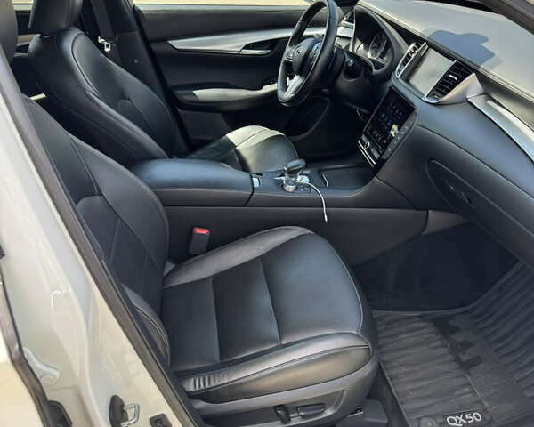 Білий Інфініті QX50, об'ємом двигуна 2 л та пробігом 60 тис. км за 24000 $, фото 7 на Automoto.ua