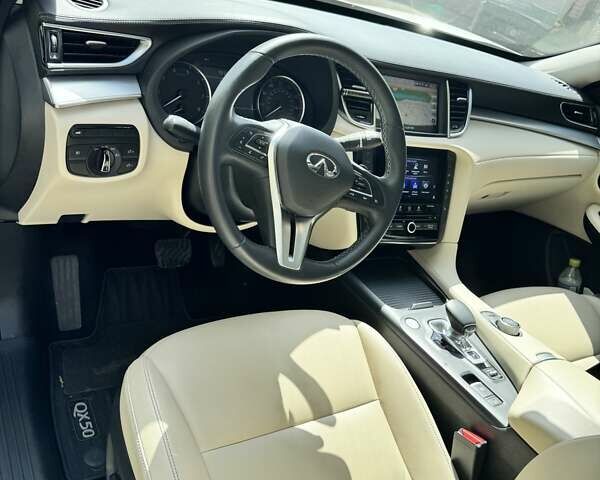 Белый Инфинити QX50, объемом двигателя 2 л и пробегом 66 тыс. км за 29999 $, фото 5 на Automoto.ua