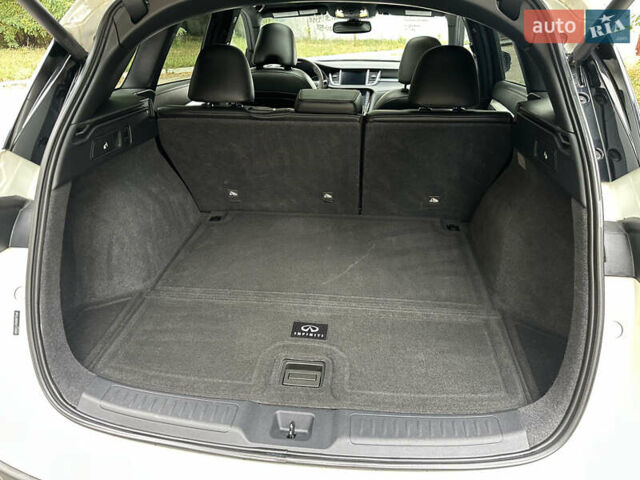 Белый Инфинити QX50, объемом двигателя 2 л и пробегом 46 тыс. км за 22500 $, фото 16 на Automoto.ua