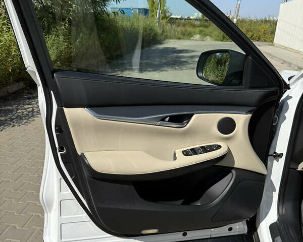 Білий Інфініті QX50, об'ємом двигуна 1.99 л та пробігом 63 тис. км за 25000 $, фото 23 на Automoto.ua