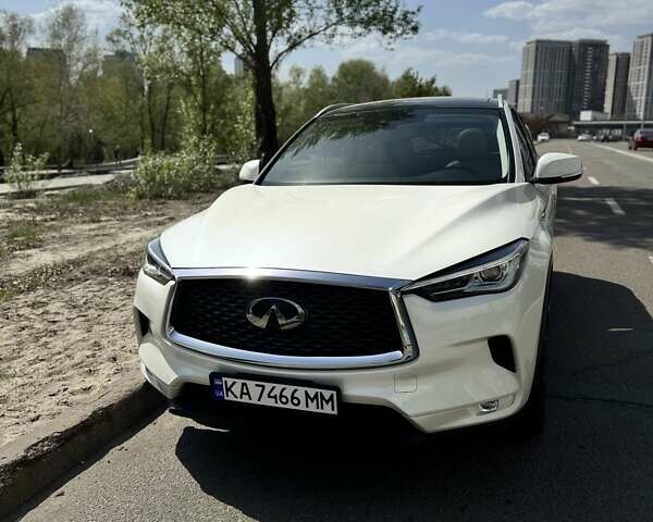 Белый Инфинити QX50, объемом двигателя 2 л и пробегом 66 тыс. км за 29999 $, фото 2 на Automoto.ua