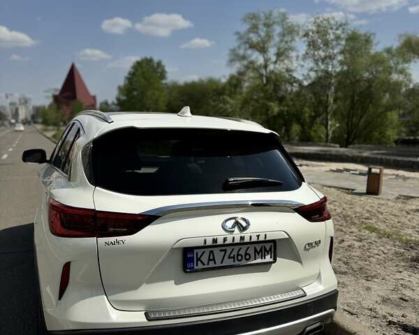 Белый Инфинити QX50, объемом двигателя 2 л и пробегом 66 тыс. км за 29999 $, фото 1 на Automoto.ua