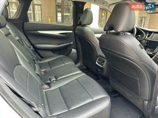 Білий Інфініті QX50, об'ємом двигуна 2 л та пробігом 160 тис. км за 21000 $, фото 9 на Automoto.ua