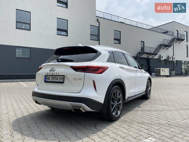 Белый Инфинити QX50, объемом двигателя 2 л и пробегом 87 тыс. км за 29000 $, фото 4 на Automoto.ua