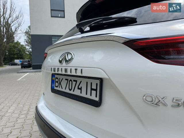 Белый Инфинити QX50, объемом двигателя 2 л и пробегом 87 тыс. км за 29000 $, фото 15 на Automoto.ua