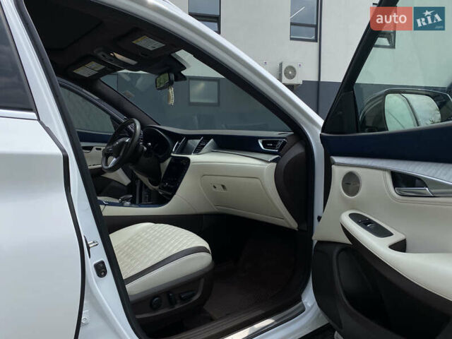 Белый Инфинити QX50, объемом двигателя 2 л и пробегом 87 тыс. км за 29000 $, фото 25 на Automoto.ua