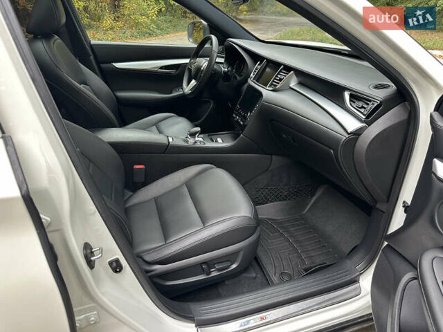 Белый Инфинити QX50, объемом двигателя 2 л и пробегом 46 тыс. км за 22500 $, фото 17 на Automoto.ua