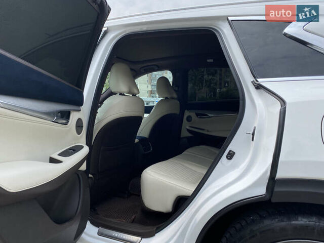 Белый Инфинити QX50, объемом двигателя 2 л и пробегом 87 тыс. км за 29000 $, фото 19 на Automoto.ua