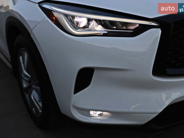 Белый Инфинити QX50, объемом двигателя 2 л и пробегом 84 тыс. км за 21999 $, фото 3 на Automoto.ua