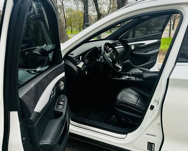 Белый Инфинити QX50, объемом двигателя 2 л и пробегом 26 тыс. км за 31000 $, фото 5 на Automoto.ua