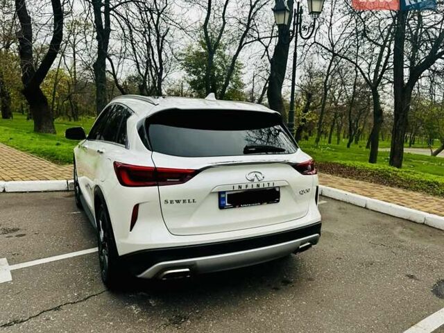 Белый Инфинити QX50, объемом двигателя 2 л и пробегом 26 тыс. км за 31000 $, фото 2 на Automoto.ua