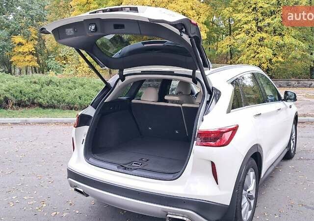 Белый Инфинити QX50, объемом двигателя 2 л и пробегом 74 тыс. км за 24900 $, фото 10 на Automoto.ua