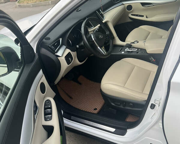 Белый Инфинити QX50, объемом двигателя 2 л и пробегом 107 тыс. км за 27500 $, фото 4 на Automoto.ua