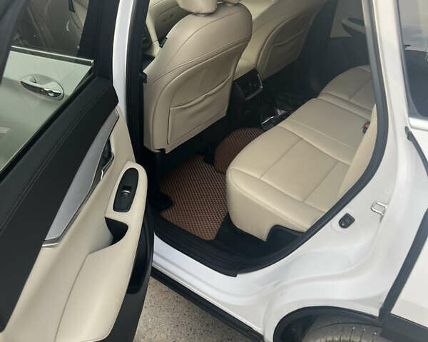 Белый Инфинити QX50, объемом двигателя 2 л и пробегом 107 тыс. км за 27500 $, фото 7 на Automoto.ua