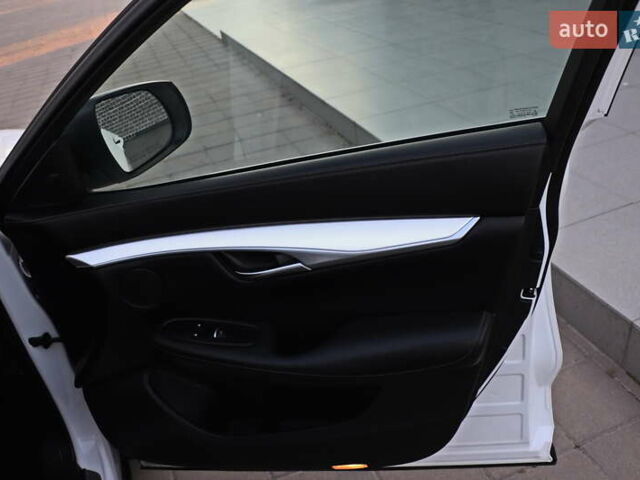 Белый Инфинити QX50, объемом двигателя 2 л и пробегом 84 тыс. км за 21999 $, фото 25 на Automoto.ua