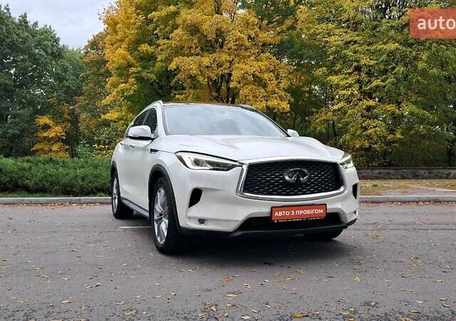Белый Инфинити QX50, объемом двигателя 2 л и пробегом 74 тыс. км за 24900 $, фото 2 на Automoto.ua