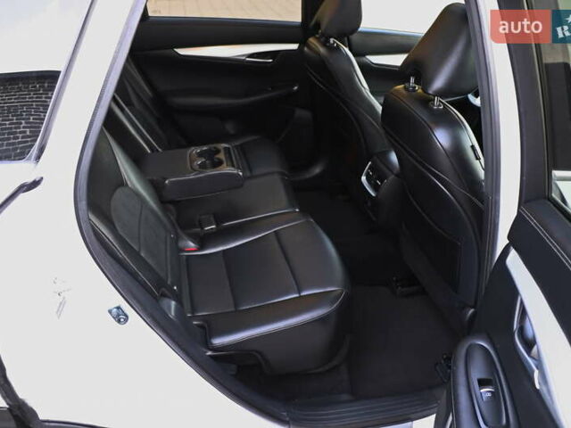 Белый Инфинити QX50, объемом двигателя 2 л и пробегом 84 тыс. км за 21999 $, фото 28 на Automoto.ua