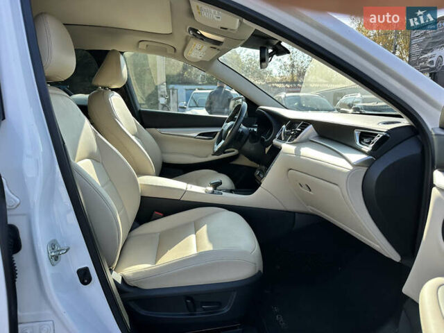 Белый Инфинити QX50, объемом двигателя 2 л и пробегом 71 тыс. км за 23999 $, фото 27 на Automoto.ua