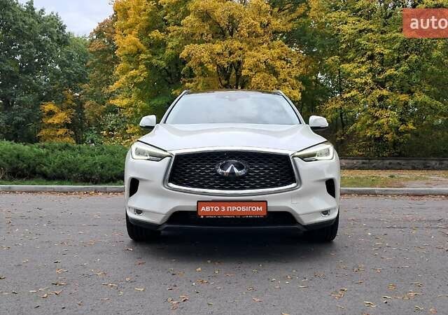 Белый Инфинити QX50, объемом двигателя 2 л и пробегом 74 тыс. км за 24900 $, фото 1 на Automoto.ua