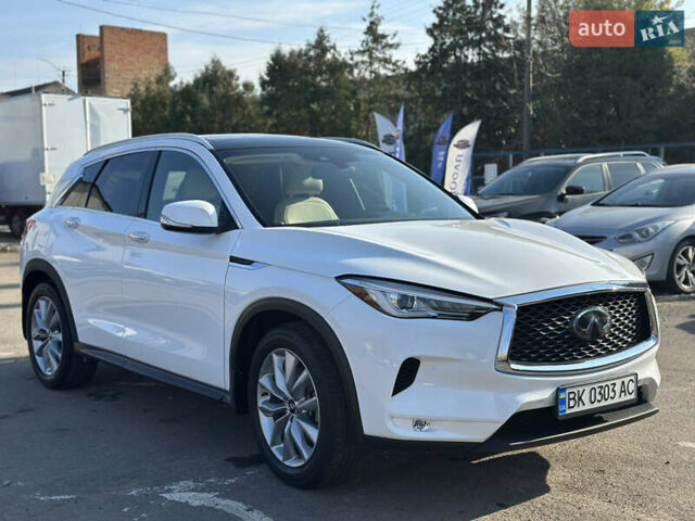 Белый Инфинити QX50, объемом двигателя 2 л и пробегом 71 тыс. км за 23999 $, фото 1 на Automoto.ua