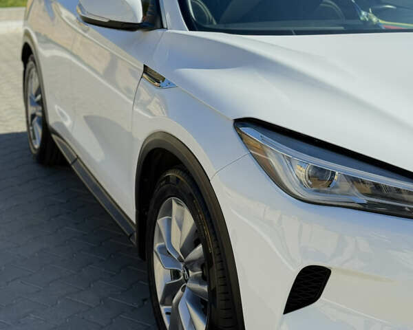 Белый Инфинити QX50, объемом двигателя 2 л и пробегом 60 тыс. км за 25000 $, фото 4 на Automoto.ua
