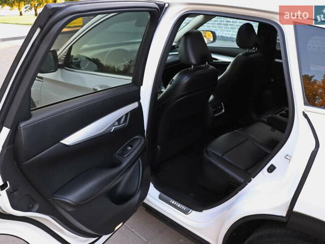 Белый Инфинити QX50, объемом двигателя 2 л и пробегом 84 тыс. км за 21999 $, фото 17 на Automoto.ua