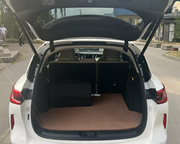 Белый Инфинити QX50, объемом двигателя 2 л и пробегом 107 тыс. км за 27500 $, фото 8 на Automoto.ua