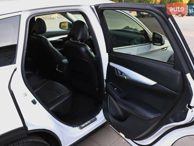 Белый Инфинити QX50, объемом двигателя 2 л и пробегом 84 тыс. км за 21999 $, фото 27 на Automoto.ua