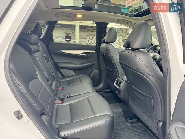 Белый Инфинити QX50, объемом двигателя 2 л и пробегом 81 тыс. км за 21900 $, фото 19 на Automoto.ua