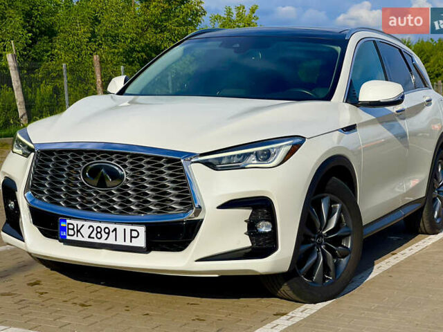 Белый Инфинити QX50, объемом двигателя 2 л и пробегом 74 тыс. км за 29700 $, фото 1 на Automoto.ua