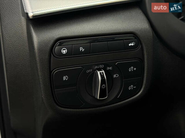 Белый Инфинити QX50, объемом двигателя 2 л и пробегом 81 тыс. км за 21900 $, фото 16 на Automoto.ua