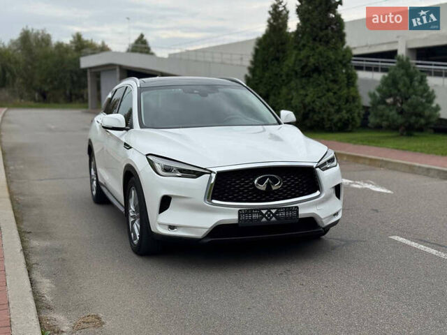 Белый Инфинити QX50, объемом двигателя 2 л и пробегом 81 тыс. км за 21900 $, фото 3 на Automoto.ua