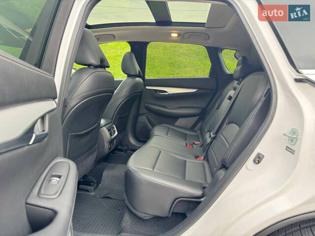 Белый Инфинити QX50, объемом двигателя 2 л и пробегом 81 тыс. км за 21900 $, фото 18 на Automoto.ua