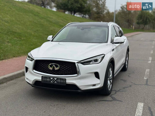 Белый Инфинити QX50, объемом двигателя 2 л и пробегом 81 тыс. км за 21900 $, фото 1 на Automoto.ua