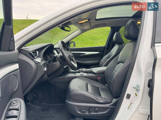 Белый Инфинити QX50, объемом двигателя 2 л и пробегом 81 тыс. км за 21900 $, фото 14 на Automoto.ua