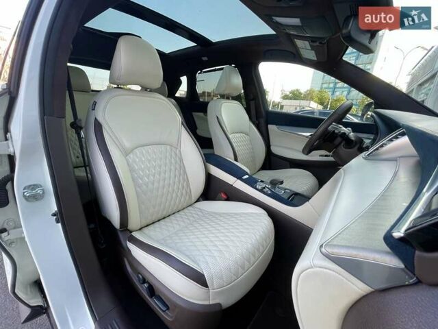 Белый Инфинити QX50, объемом двигателя 1.99 л и пробегом 34 тыс. км за 34999 $, фото 13 на Automoto.ua