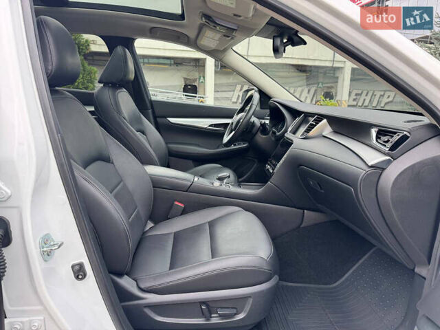 Белый Инфинити QX50, объемом двигателя 2 л и пробегом 81 тыс. км за 21900 $, фото 25 на Automoto.ua